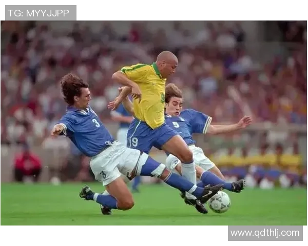 足球明星在商场的高清时尚瞬间展现魅力与风采的精彩画面